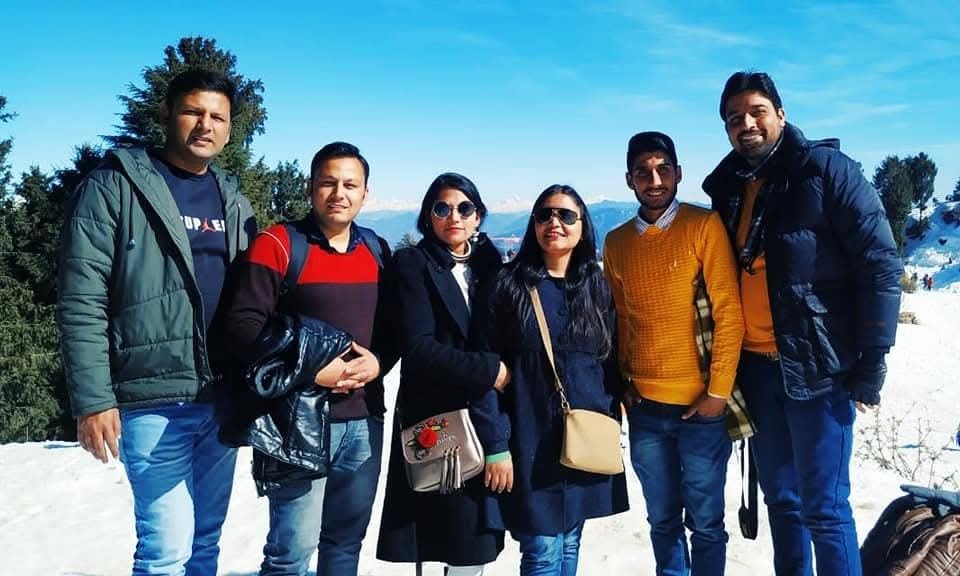 Friends group in snow at Kufri